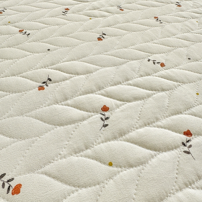 91家纺网 家纺一手货源 找家纺 汣沐生活 2025新款可水洗针织棉印花款夹棉床盖床盖三件套 花夕雾