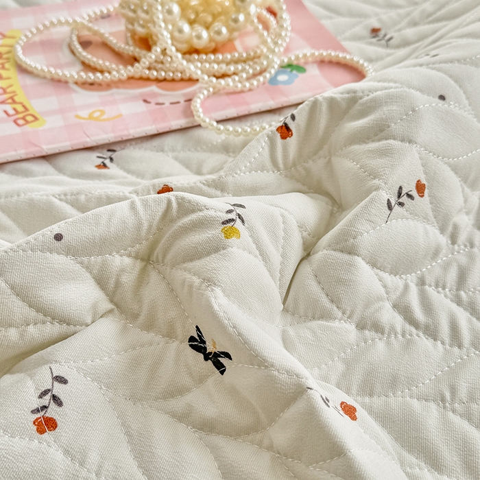 91家纺网 家纺一手货源 找家纺 汣沐生活 2025新款可水洗针织棉印花款夹棉床盖床盖三件套 花夕雾