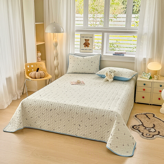 91家纺网 家纺一手货源 找家纺 汣沐生活 2025新款可水洗针织棉印花款夹棉床盖床盖三件套 花夕雾