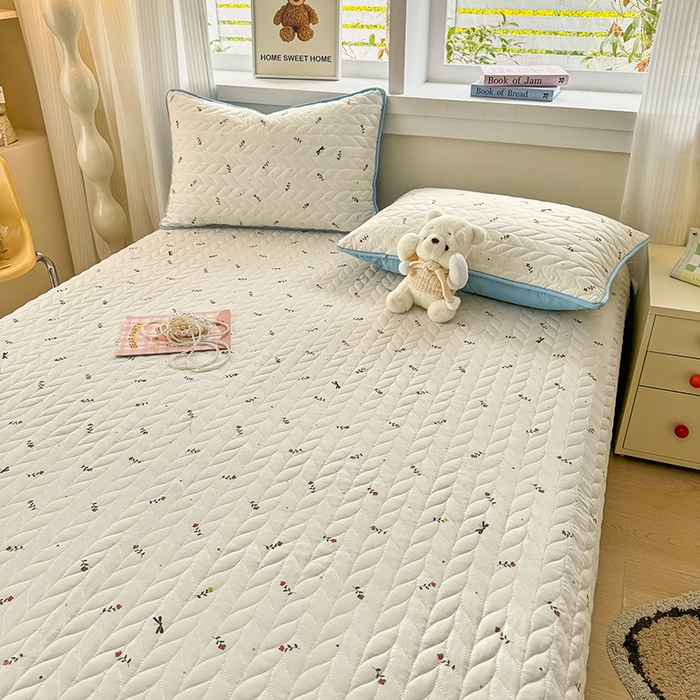 91家纺网 家纺一手货源 找家纺 汣沐生活 2025新款可水洗针织棉印花款夹棉床盖床盖三件套 花夕雾