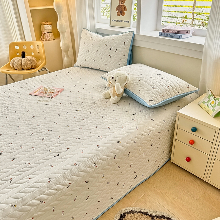 91家纺网 家纺一手货源 找家纺 汣沐生活 2025新款可水洗针织棉印花款夹棉床盖床盖三件套 花夕雾