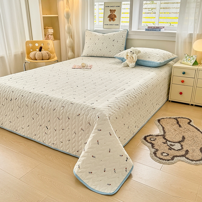 91家纺网 家纺一手货源 找家纺 汣沐生活 2025新款可水洗针织棉印花款夹棉床盖床盖三件套 花夕雾