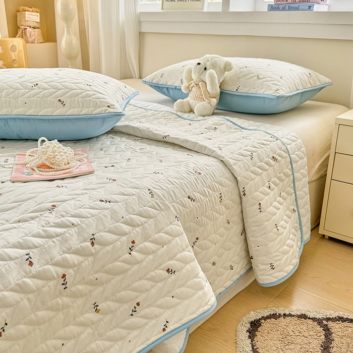 91家纺网 家纺一手货源 找家纺 汣沐生活 2025新款可水洗针织棉印花款夹棉床盖床盖三件套 花夕雾