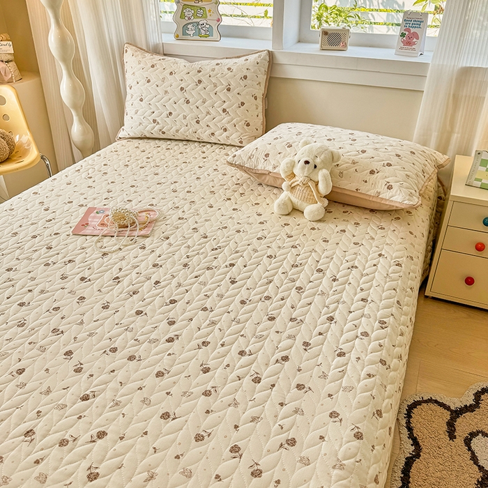 91家纺网 家纺一手货源 找家纺 汣沐生活 2025新款可水洗针织棉印花款夹棉床盖床盖三件套 嘉奈