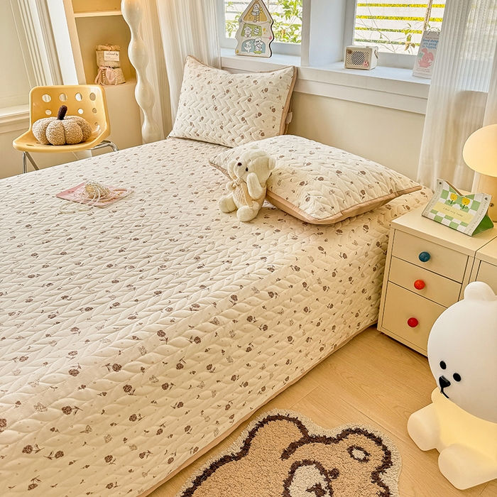 91家纺网 家纺一手货源 找家纺 汣沐生活 2025新款可水洗针织棉印花款夹棉床盖床盖三件套 嘉奈