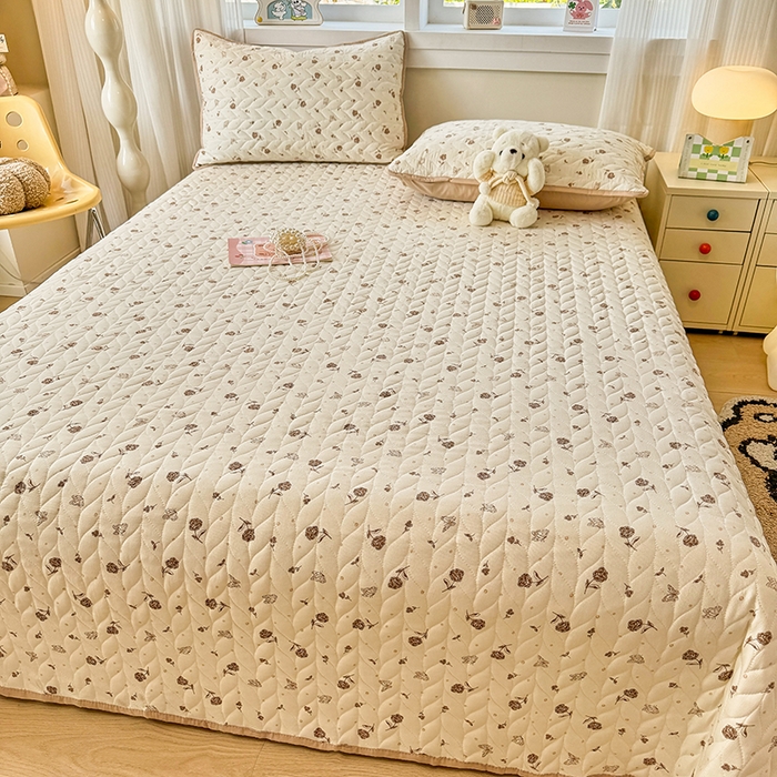 91家纺网 家纺一手货源 找家纺 汣沐生活 2025新款可水洗针织棉印花款夹棉床盖床盖三件套 嘉奈