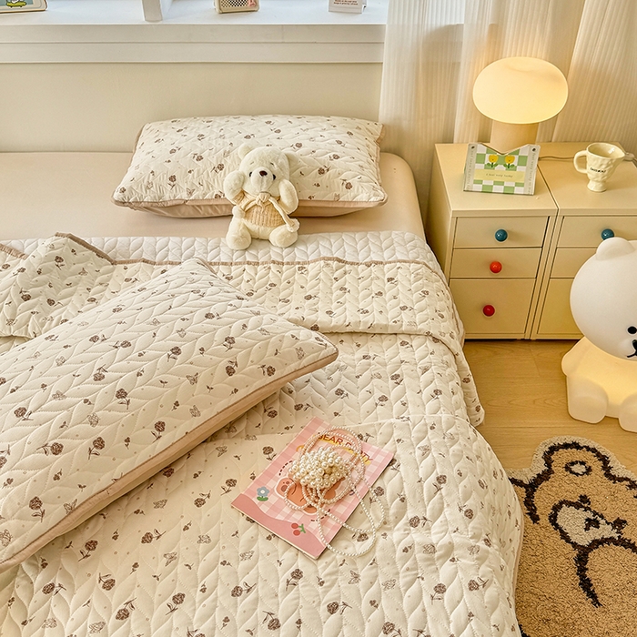 91家纺网 家纺一手货源 找家纺 汣沐生活 2025新款可水洗针织棉印花款夹棉床盖床盖三件套 嘉奈