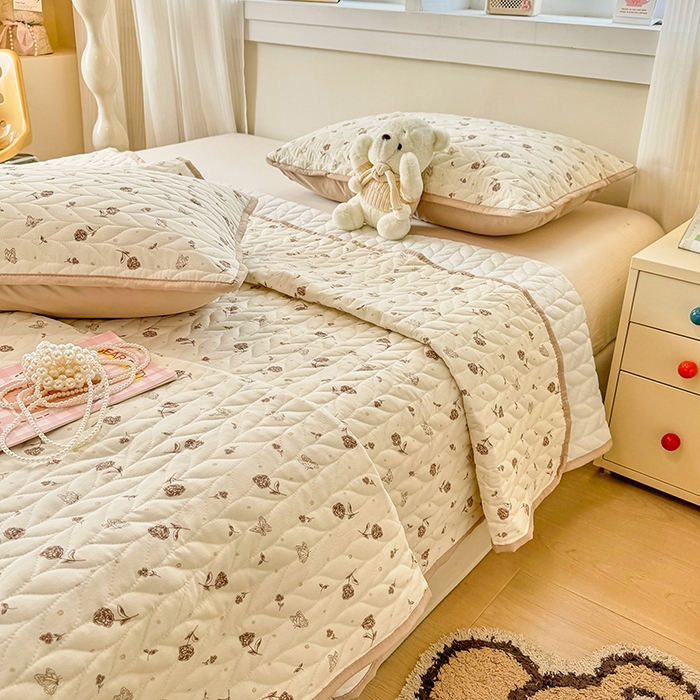 91家纺网 家纺一手货源 找家纺 汣沐生活 2025新款可水洗针织棉印花款夹棉床盖床盖三件套 嘉奈