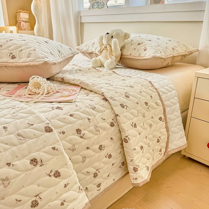 91家纺网 家纺一手货源 找家纺 汣沐生活 2025新款可水洗针织棉印花款夹棉床盖床盖三件套 嘉奈