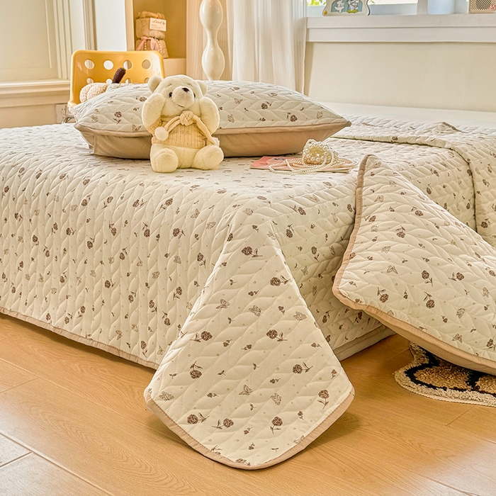 91家纺网 家纺一手货源 找家纺 汣沐生活 2025新款可水洗针织棉印花款夹棉床盖床盖三件套 嘉奈