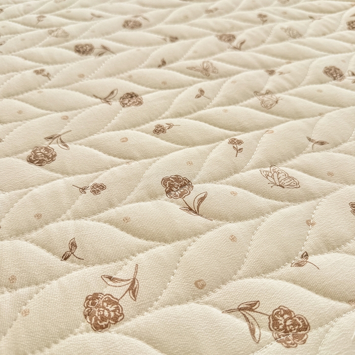 91家纺网 家纺一手货源 找家纺 汣沐生活 2025新款可水洗针织棉印花款夹棉床盖床盖三件套 嘉奈