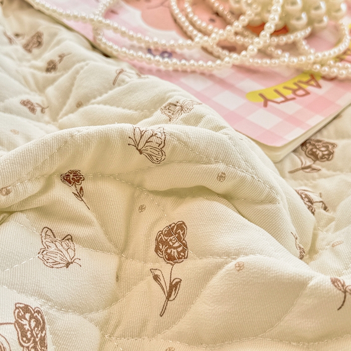 91家纺网 家纺一手货源 找家纺 汣沐生活 2025新款可水洗针织棉印花款夹棉床盖床盖三件套 嘉奈