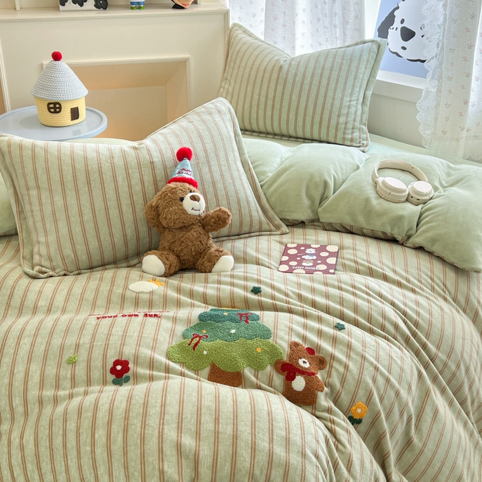 91家纺网 家纺一手货源 找家纺 倾慕家纺 2026新款卡通毛巾绣加厚保暖牛奶绒单被套 圣诞树熊