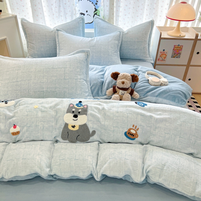 91家纺网 家纺一手货源 找家纺 倾慕家纺 2026新款卡通毛巾绣加厚保暖牛奶绒单被套 咖啡小狗