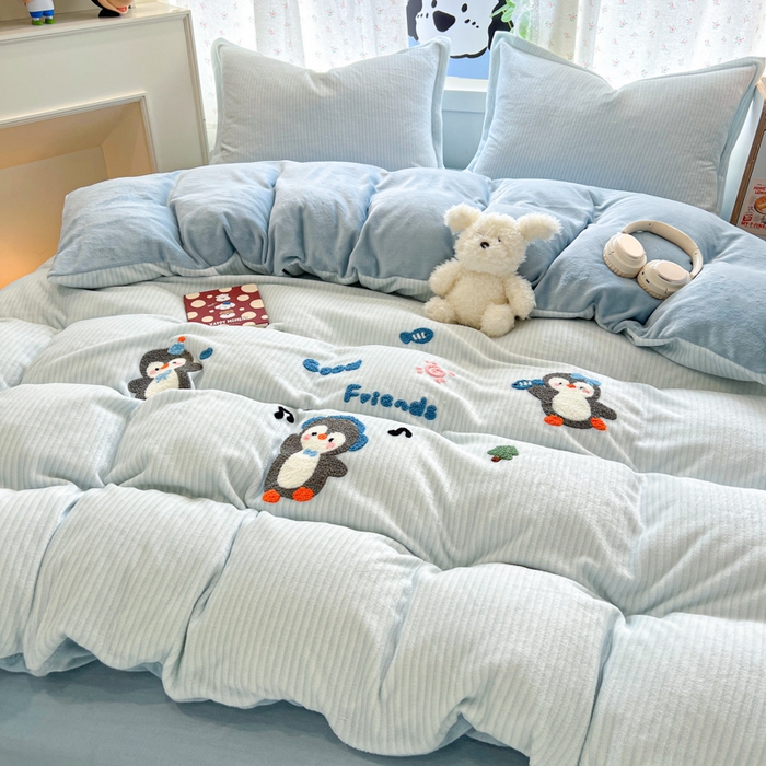 91家纺网 家纺一手货源 找家纺 倾慕家纺 2026新款卡通毛巾绣加厚保暖牛奶绒单被套 音乐企鹅