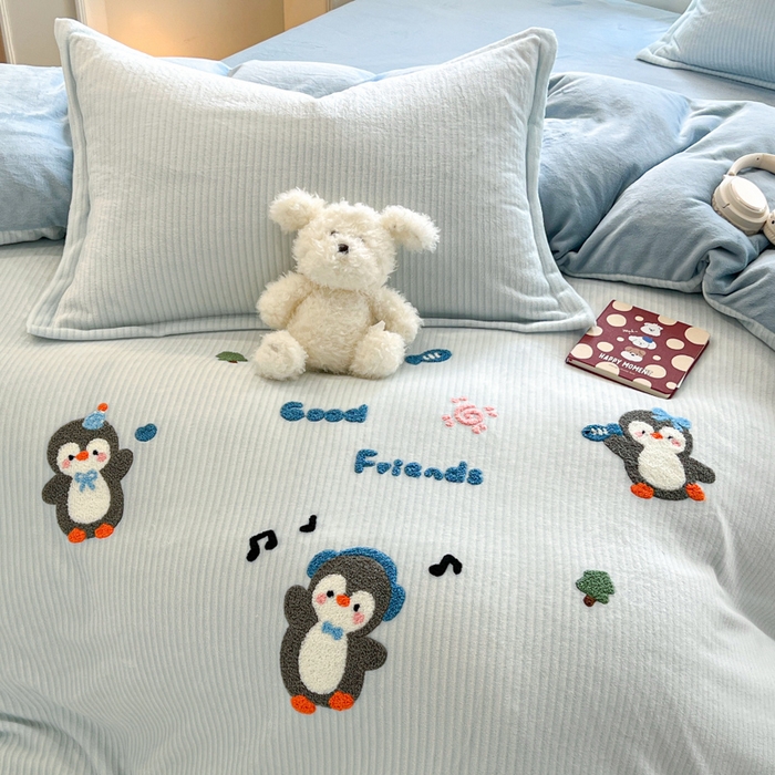 91家纺网 家纺一手货源 找家纺 倾慕家纺 2026新款卡通毛巾绣加厚保暖牛奶绒单被套 音乐企鹅