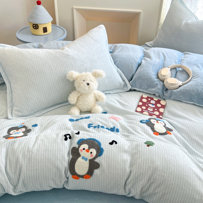91家纺网 家纺一手货源 找家纺 倾慕家纺 2026新款卡通毛巾绣加厚保暖牛奶绒单被套 音乐企鹅