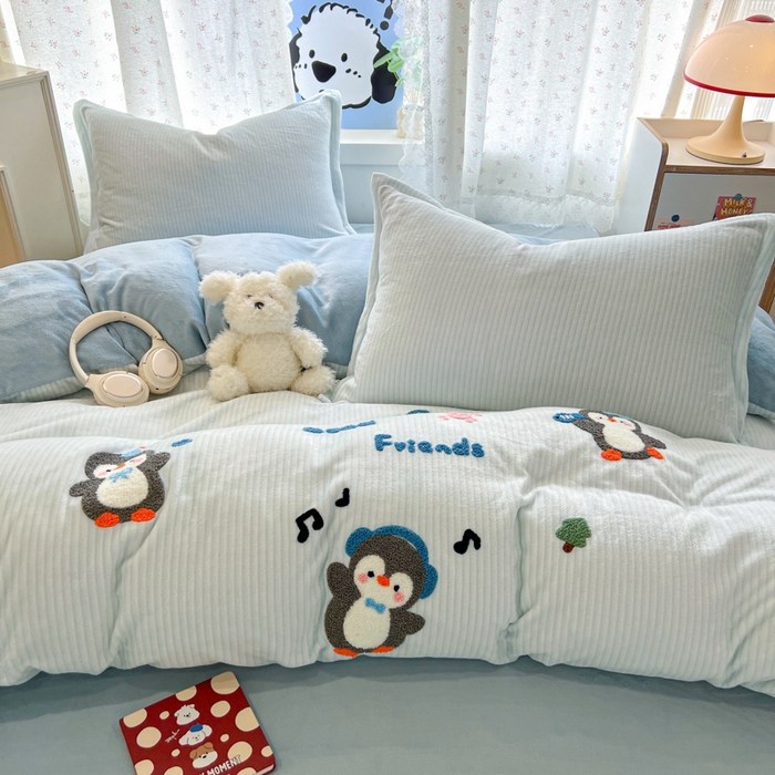 91家纺网 家纺一手货源 找家纺 倾慕家纺 2026新款卡通毛巾绣加厚保暖牛奶绒单被套 音乐企鹅