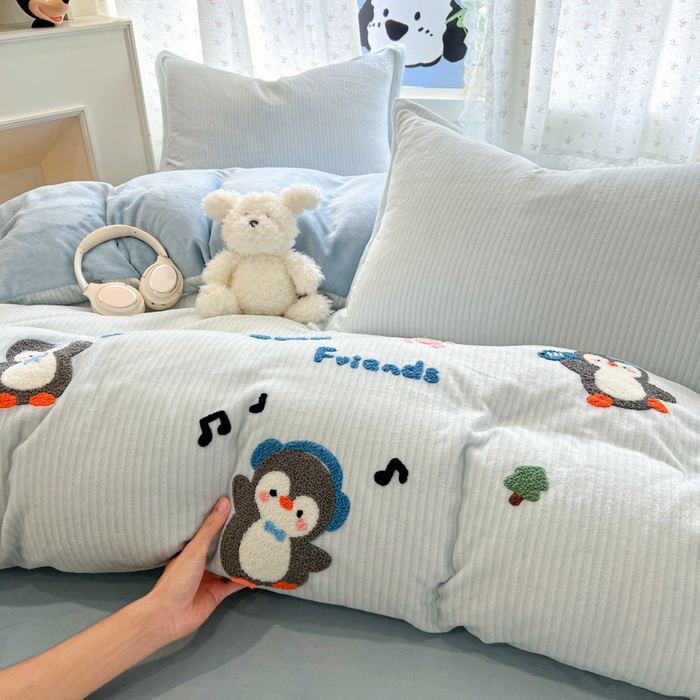91家纺网 家纺一手货源 找家纺 倾慕家纺 2026新款卡通毛巾绣加厚保暖牛奶绒单被套 音乐企鹅
