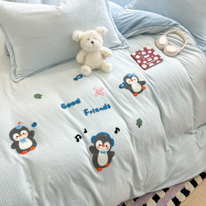 91家纺网 家纺一手货源 找家纺 倾慕家纺 2026新款卡通毛巾绣加厚保暖牛奶绒单被套 音乐企鹅