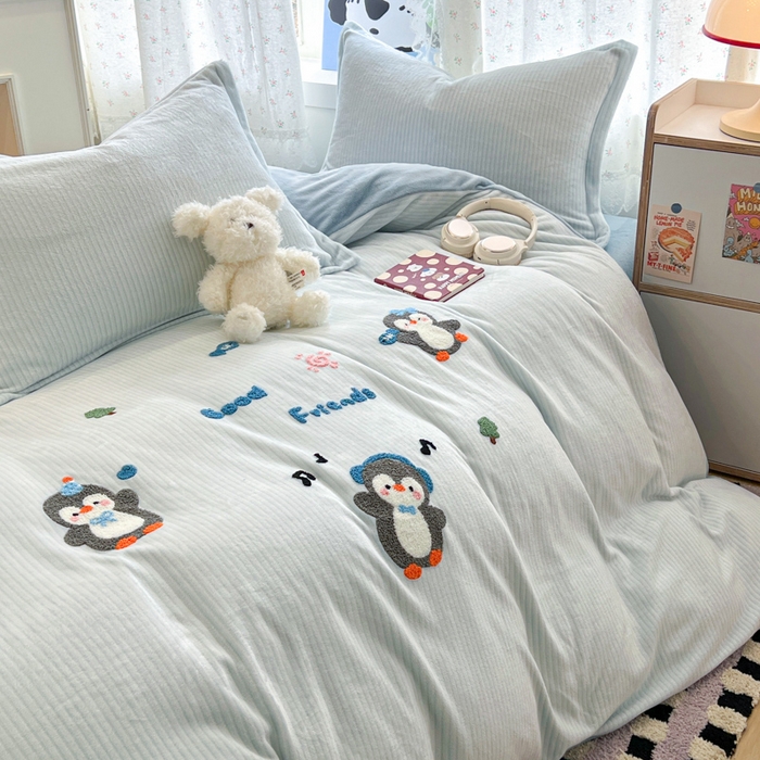 91家纺网 家纺一手货源 找家纺 倾慕家纺 2026新款卡通毛巾绣加厚保暖牛奶绒单被套 音乐企鹅