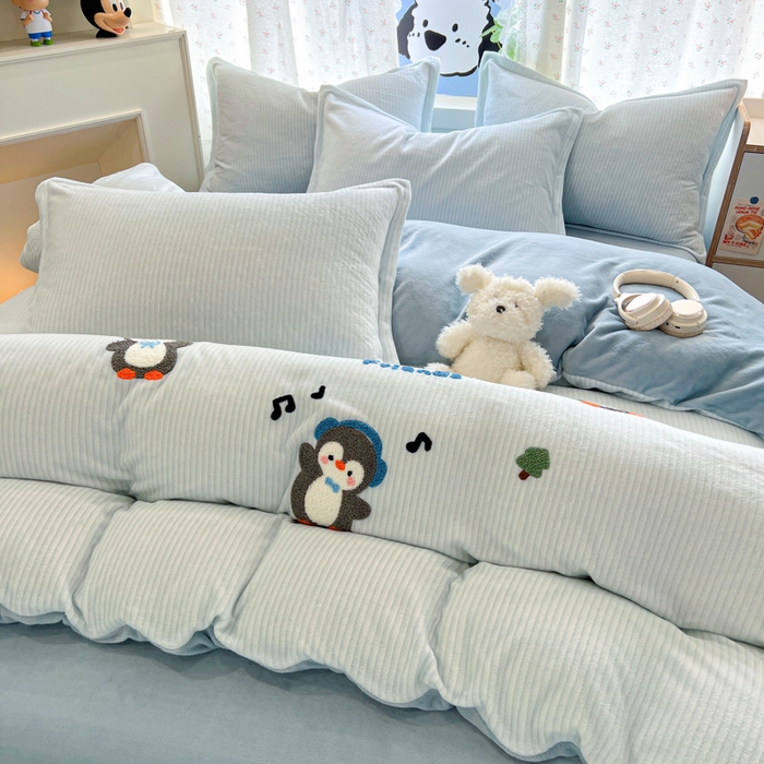 91家纺网 家纺一手货源 找家纺 倾慕家纺 2026新款卡通毛巾绣加厚保暖牛奶绒单被套 音乐企鹅