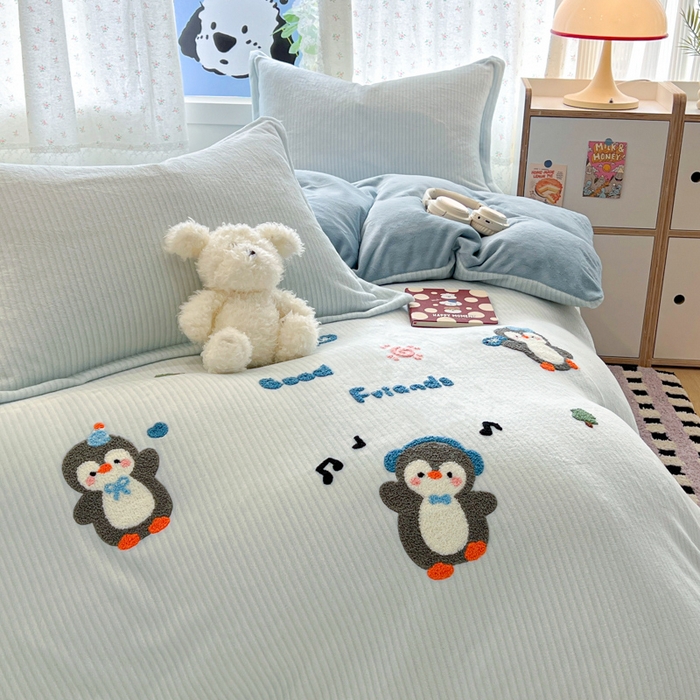 91家纺网 家纺一手货源 找家纺 倾慕家纺 2026新款卡通毛巾绣加厚保暖牛奶绒单被套 音乐企鹅
