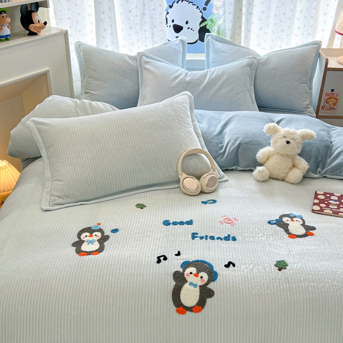 91家纺网 家纺一手货源 找家纺 倾慕家纺 2026新款卡通毛巾绣加厚保暖牛奶绒单被套 音乐企鹅