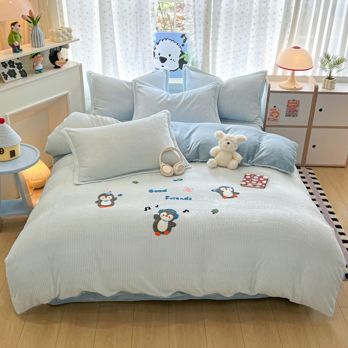 91家纺网 家纺一手货源 找家纺 倾慕家纺 2026新款卡通毛巾绣加厚保暖牛奶绒单被套 音乐企鹅