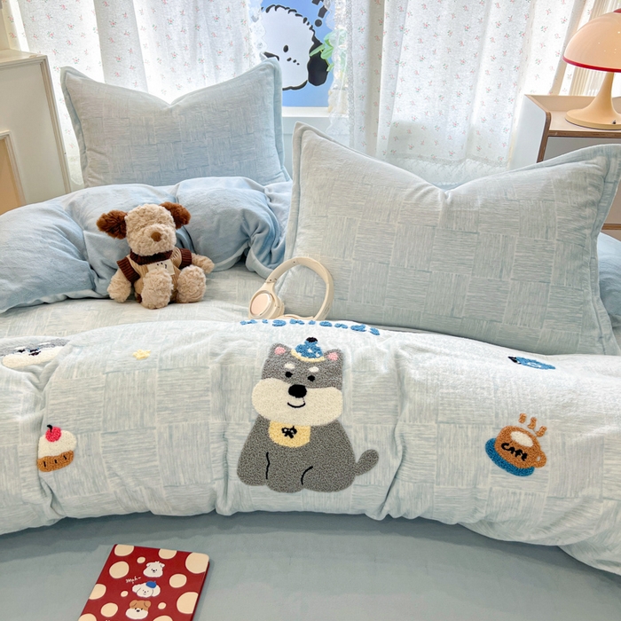 91家纺网 家纺一手货源 找家纺 倾慕家纺 2026新款卡通毛巾绣加厚保暖牛奶绒单被套 咖啡小狗