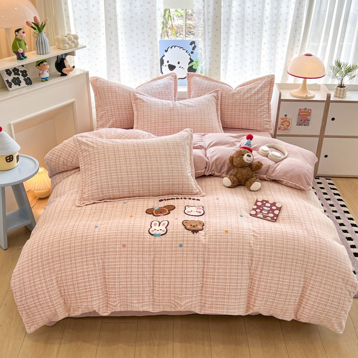 91家纺网 家纺一手货源 找家纺 倾慕家纺 2026新款卡通毛巾绣加厚保暖牛奶绒单被套 猫咪熊兔