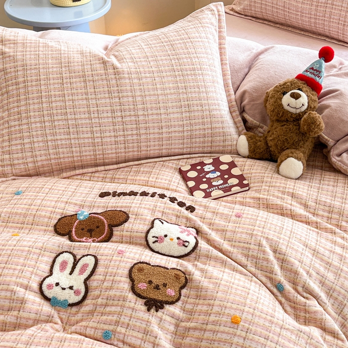 91家纺网 家纺一手货源 找家纺 倾慕家纺 2026新款卡通毛巾绣加厚保暖牛奶绒单被套 猫咪熊兔