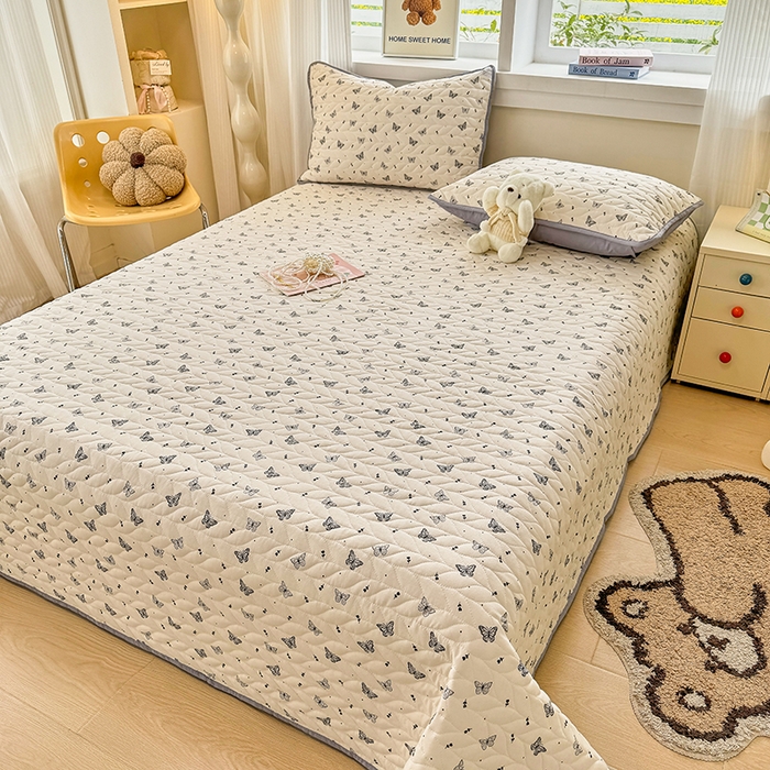 91家纺网 家纺一手货源 找家纺 汣沐生活 2025新款可水洗针织棉印花款夹棉床盖床盖三件套 梦星河