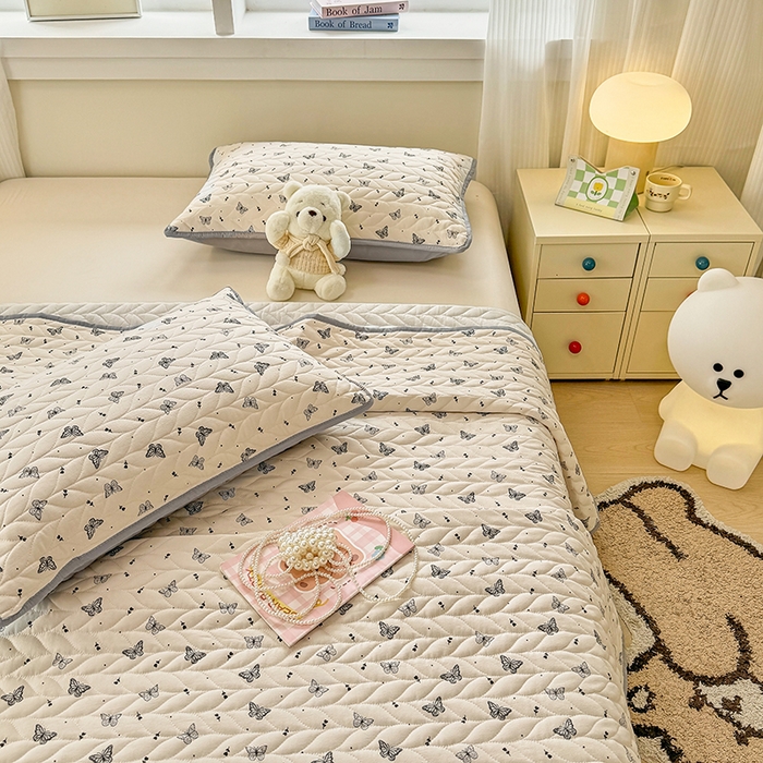 91家纺网 家纺一手货源 找家纺 汣沐生活 2025新款可水洗针织棉印花款夹棉床盖床盖三件套 梦星河