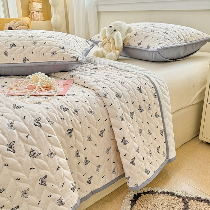 91家纺网 家纺一手货源 找家纺 汣沐生活 2025新款可水洗针织棉印花款夹棉床盖床盖三件套 梦星河