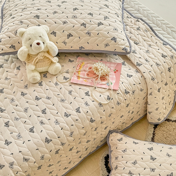 91家纺网 家纺一手货源 找家纺 汣沐生活 2025新款可水洗针织棉印花款夹棉床盖床盖三件套 梦星河