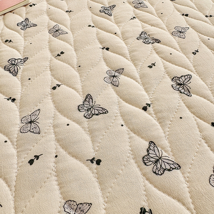 91家纺网 家纺一手货源 找家纺 汣沐生活 2025新款可水洗针织棉印花款夹棉床盖床盖三件套 梦星河