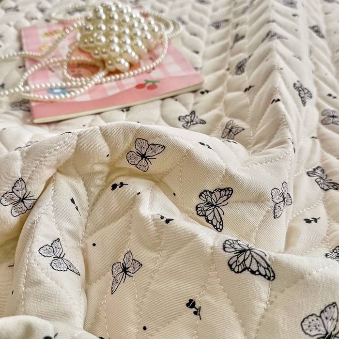 91家纺网 家纺一手货源 找家纺 汣沐生活 2025新款可水洗针织棉印花款夹棉床盖床盖三件套 梦星河