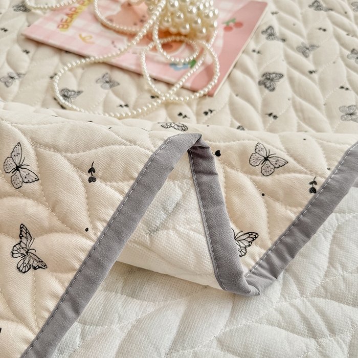 91家纺网 家纺一手货源 找家纺 汣沐生活 2025新款可水洗针织棉印花款夹棉床盖床盖三件套 梦星河