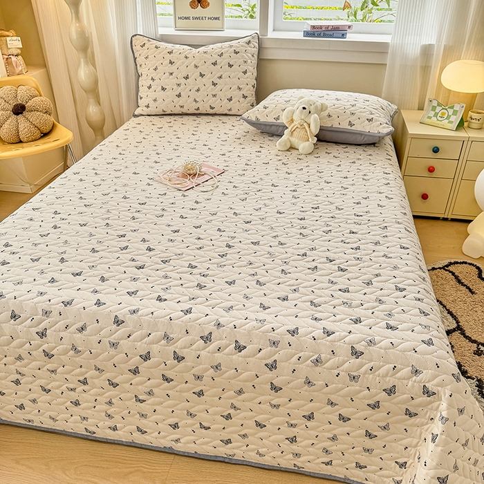 91家纺网 家纺一手货源 找家纺 汣沐生活 2025新款可水洗针织棉印花款夹棉床盖床盖三件套 梦星河