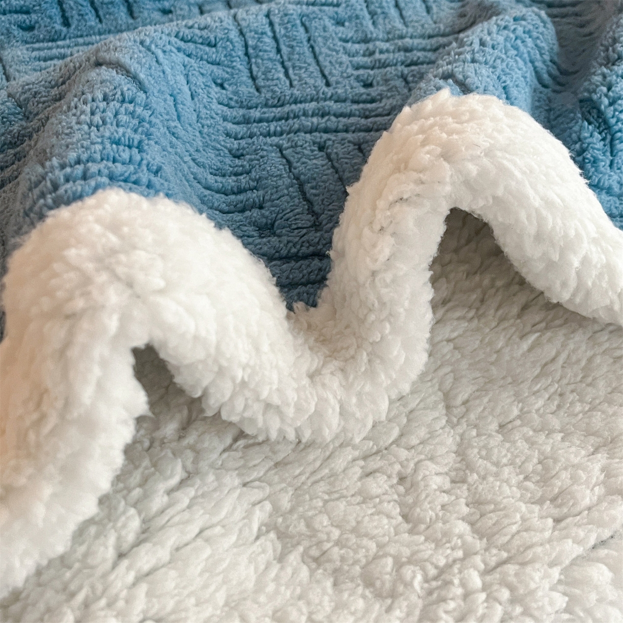 91家纺网 家纺一手货源 找家纺 丝幔家纺 2025新款A类提花舒棉绒毯-饼干花 饼干花-深海蓝