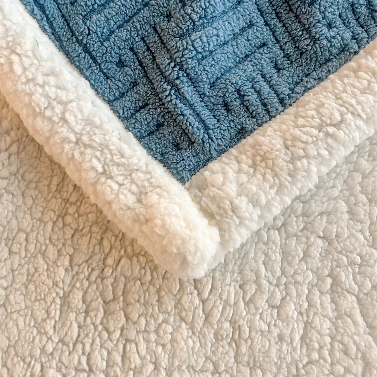 91家纺网 家纺一手货源 找家纺 丝幔家纺 2025新款A类提花舒棉绒毯-饼干花 饼干花-深海蓝