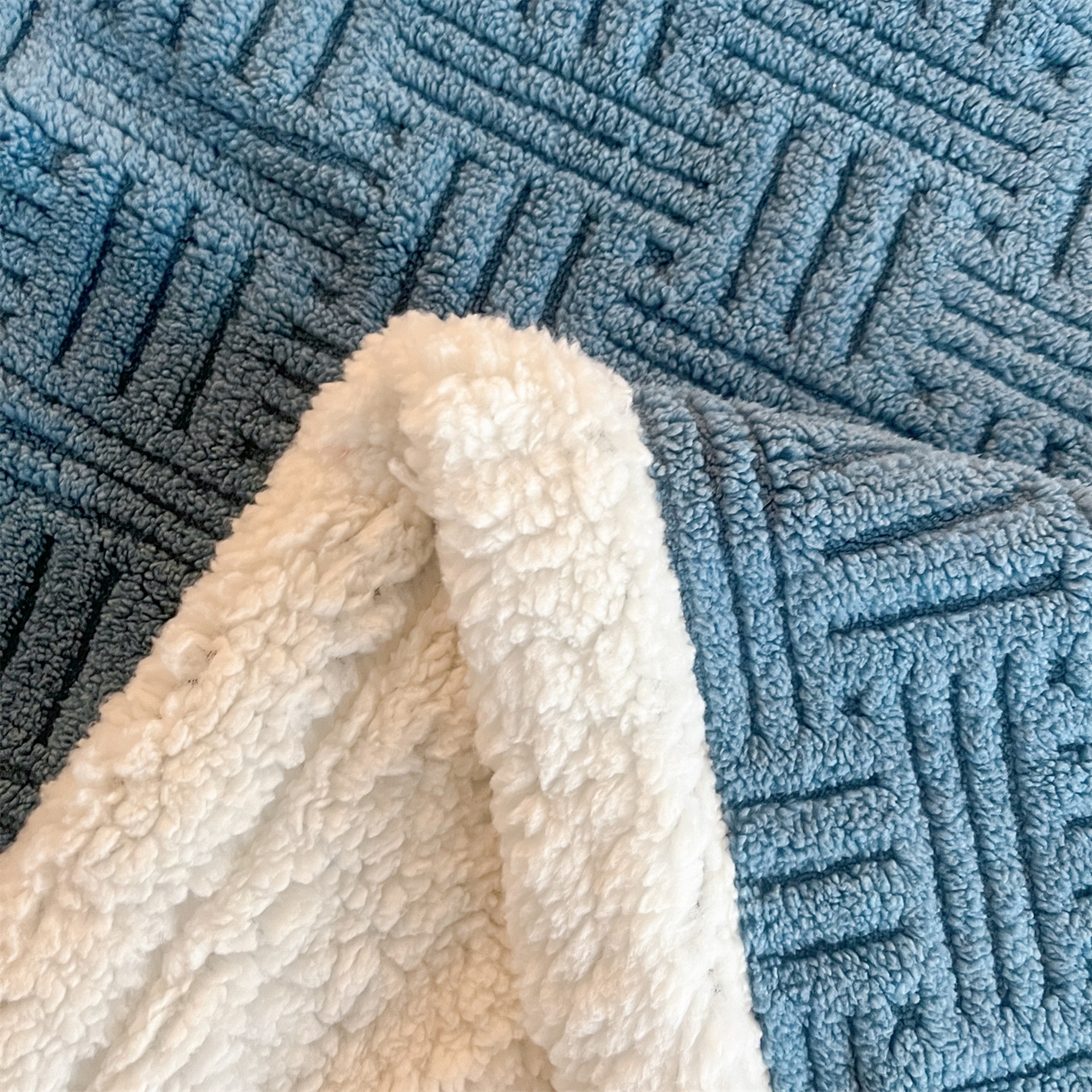 91家纺网 家纺一手货源 找家纺 丝幔家纺 2025新款A类提花舒棉绒毯-饼干花 饼干花-深海蓝