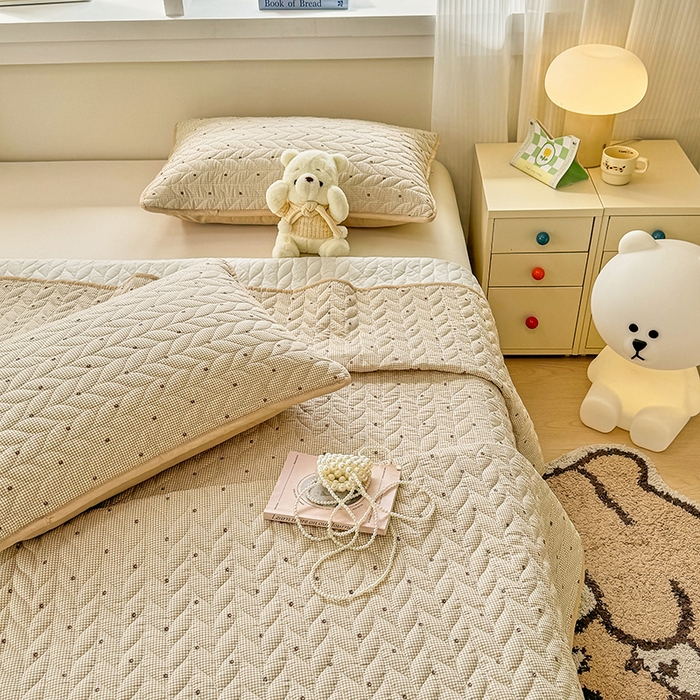 91家纺网 家纺一手货源 找家纺 汣沐生活 2025新款可水洗针织棉印花款夹棉床盖床盖三件套 摩卡小熊