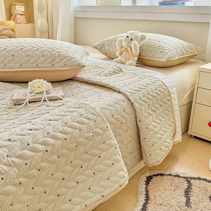 91家纺网 家纺一手货源 找家纺 汣沐生活 2025新款可水洗针织棉印花款夹棉床盖床盖三件套 摩卡小熊