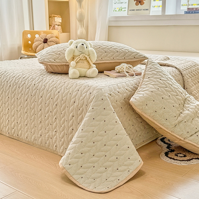 91家纺网 家纺一手货源 找家纺 汣沐生活 2025新款可水洗针织棉印花款夹棉床盖床盖三件套 摩卡小熊