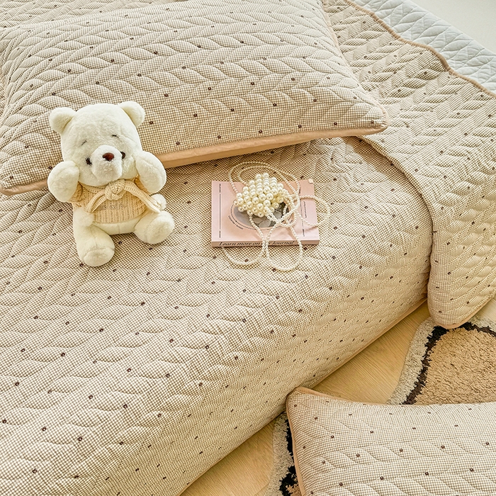 91家纺网 家纺一手货源 找家纺 汣沐生活 2025新款可水洗针织棉印花款夹棉床盖床盖三件套 摩卡小熊