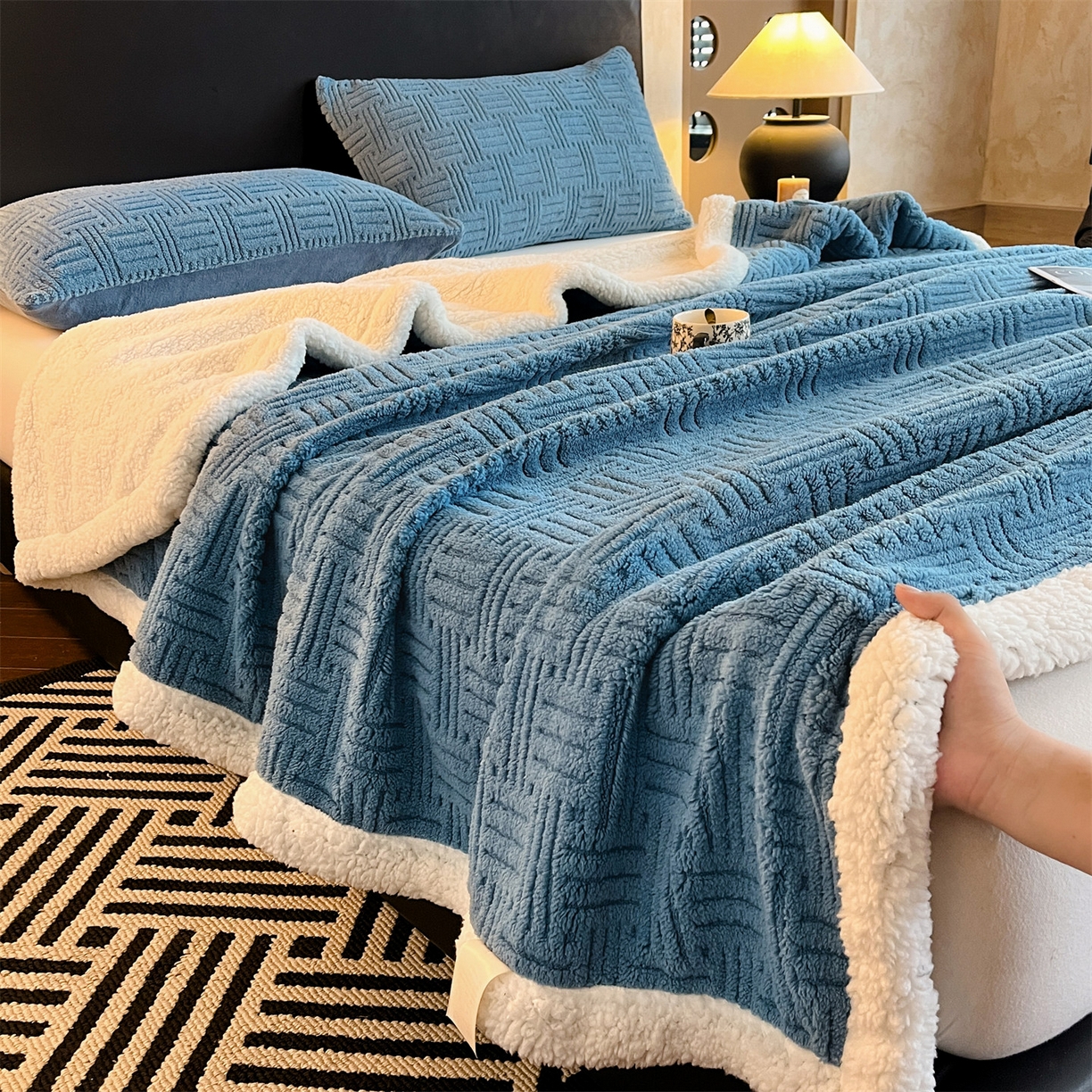 91家纺网 家纺一手货源 找家纺 丝幔家纺 2025新款A类提花舒棉绒毯-饼干花 饼干花-深海蓝