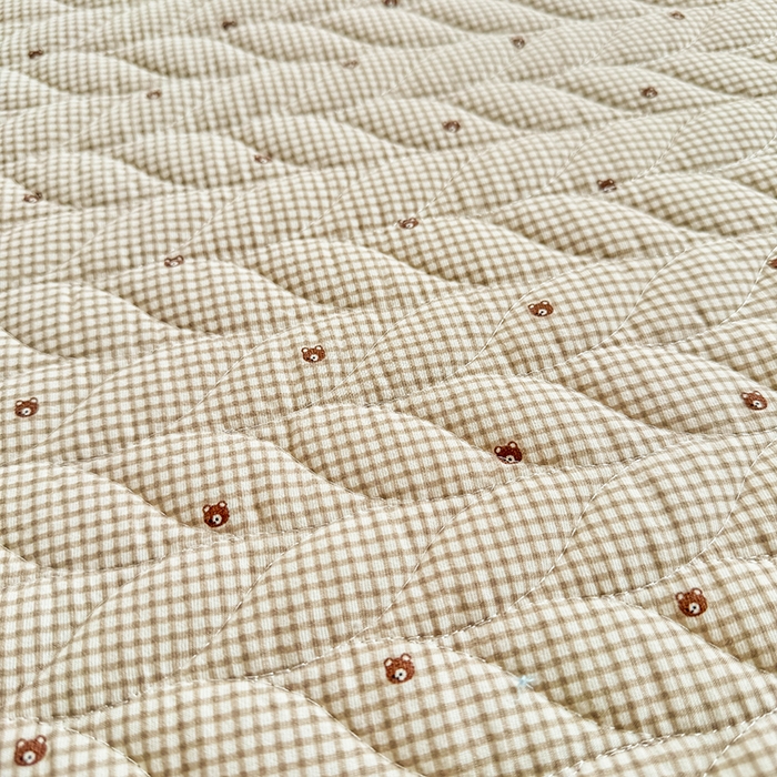 91家纺网 家纺一手货源 找家纺 汣沐生活 2025新款可水洗针织棉印花款夹棉床盖床盖三件套 摩卡小熊