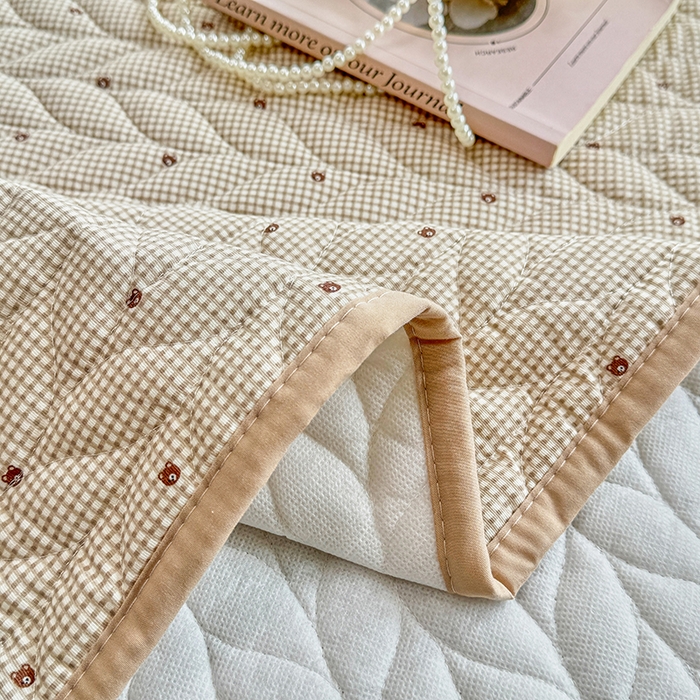 91家纺网 家纺一手货源 找家纺 汣沐生活 2025新款可水洗针织棉印花款夹棉床盖床盖三件套 摩卡小熊